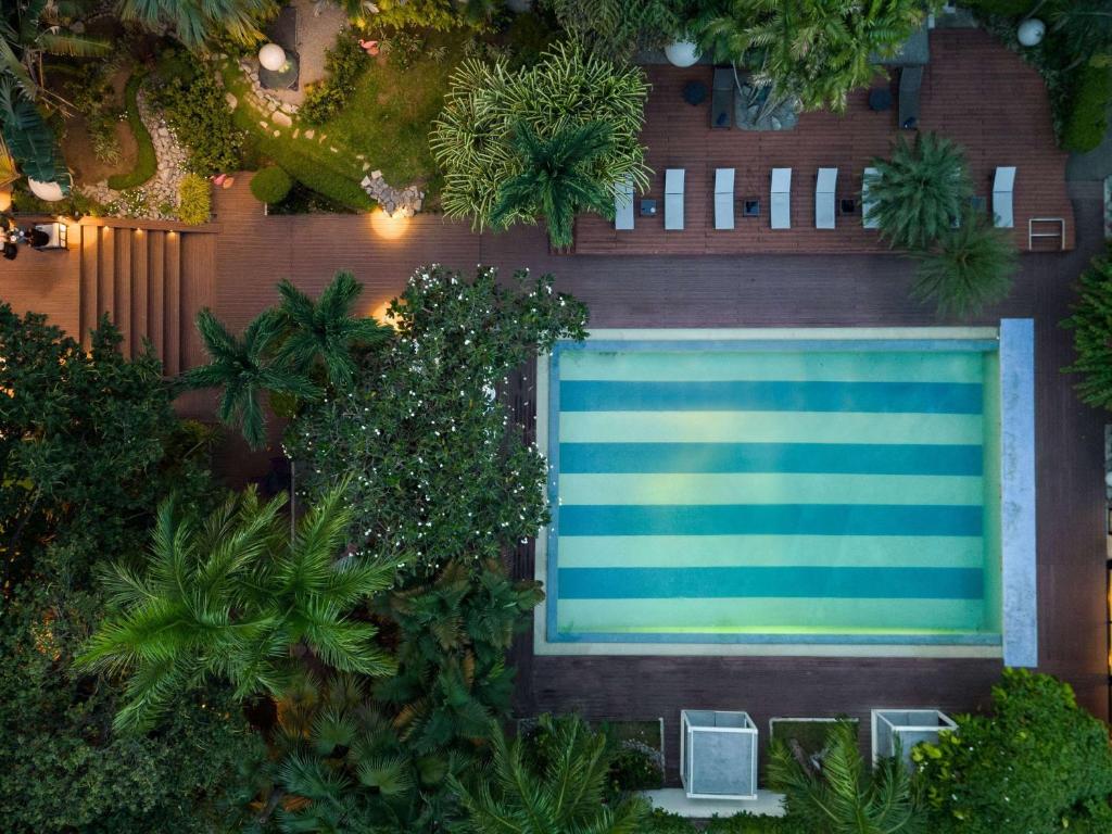 阿比讓的住宿－阿比讓諾富特酒店，享有棕榈树游泳池的顶部景致