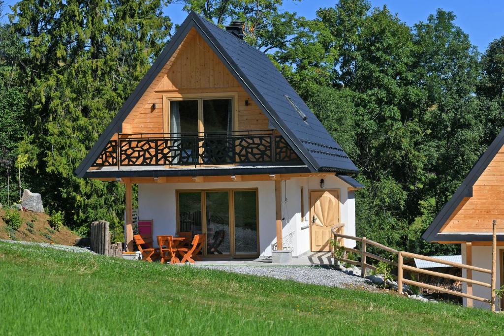 een klein huis met een balkon op een heuvel bij Domek pod Jaworem z balią in Witów