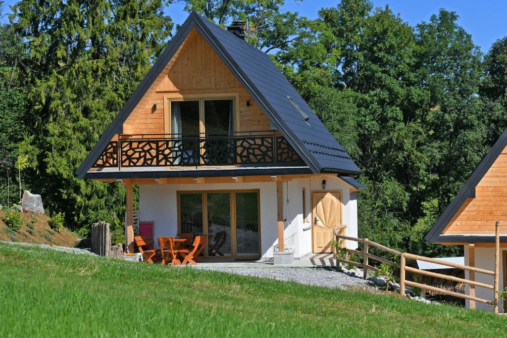 a small house with a balcony on a hill at Domek pod Jaworem z balią in Witów