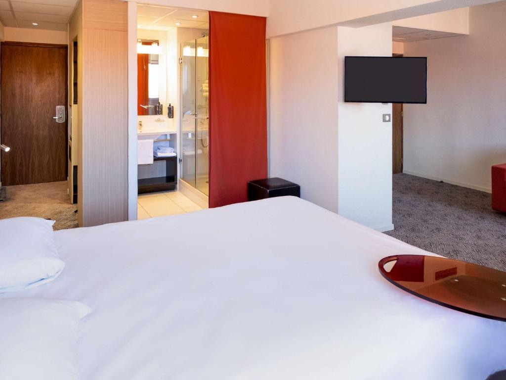 サン・ディジエにあるibis Styles Saint Dizierのベッドとバスルーム付きのホテルルームです。