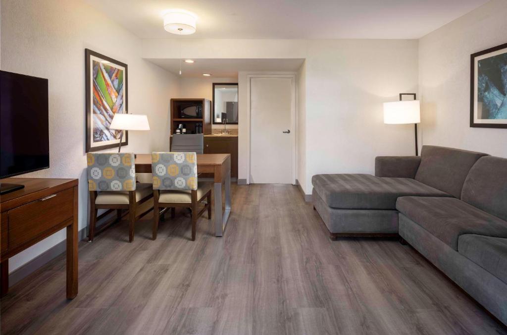 Posezení v ubytování Embassy Suites by Hilton Palm Desert