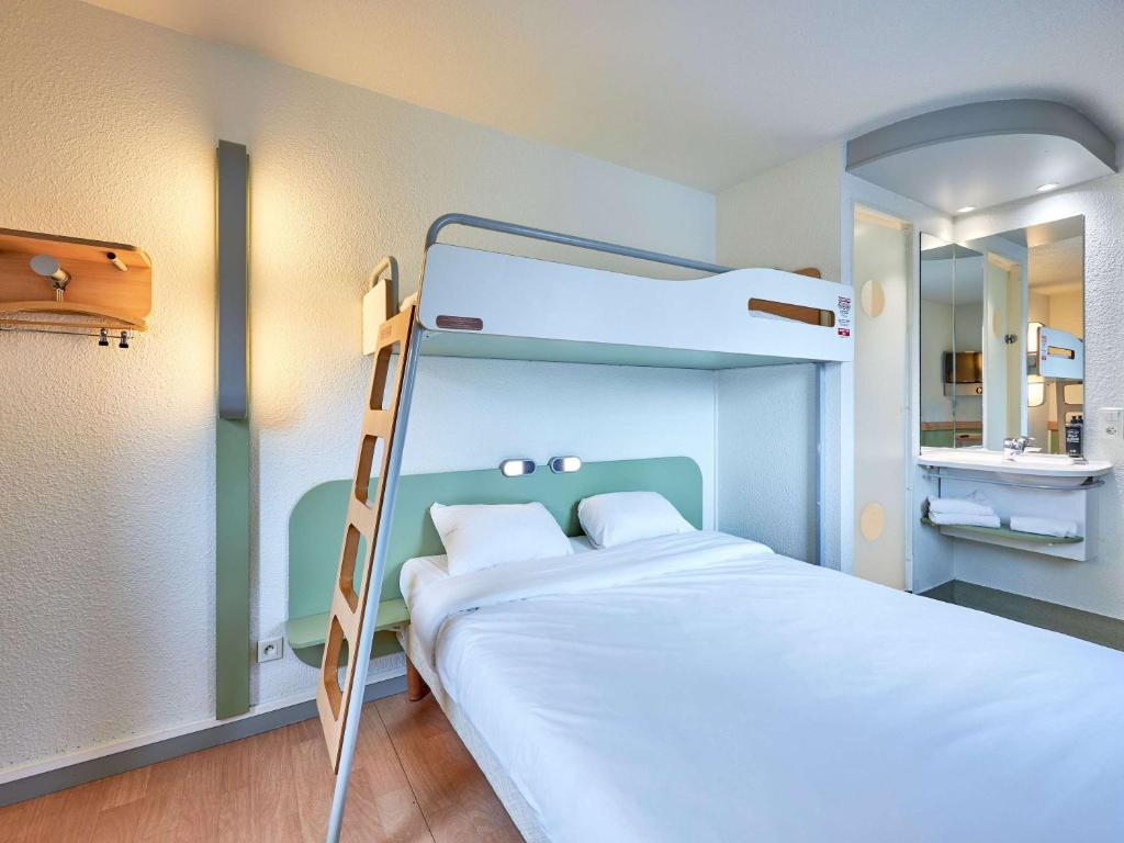 Postel nebo postele na pokoji v ubytování ibis budget Lisieux