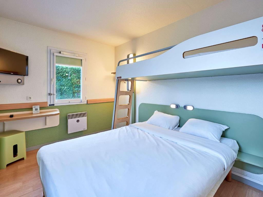 Postel nebo postele na pokoji v ubytování ibis budget Lisieux