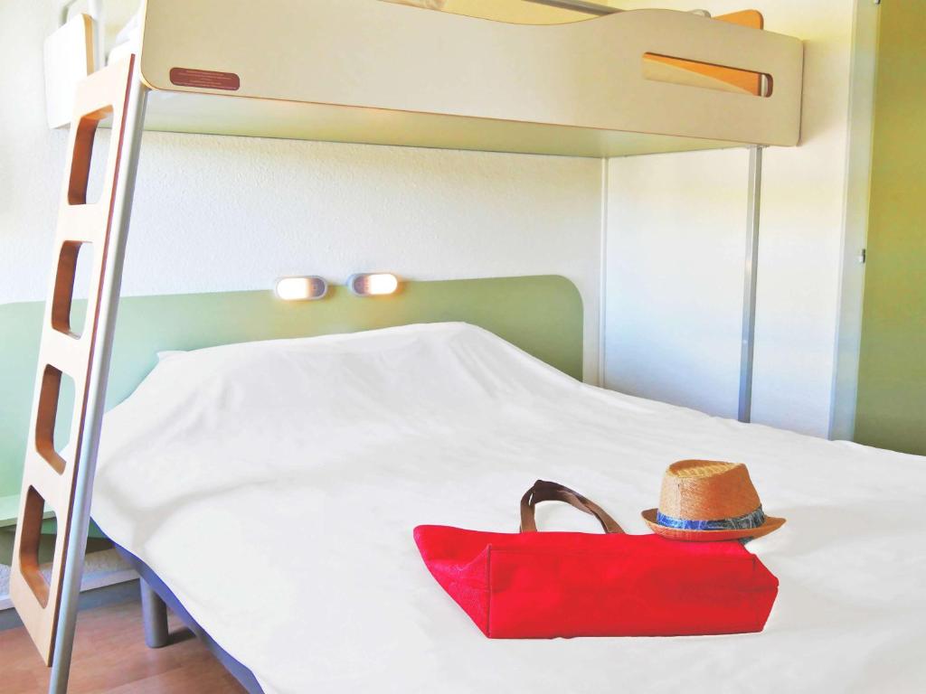 Postel nebo postele na pokoji v ubytování ibis budget Lisieux