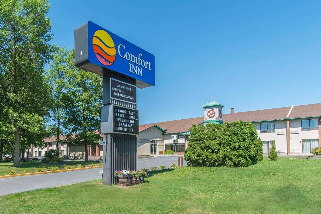a sign for a courthouse inn in front of a building at Comfort Inn in Cornwall
