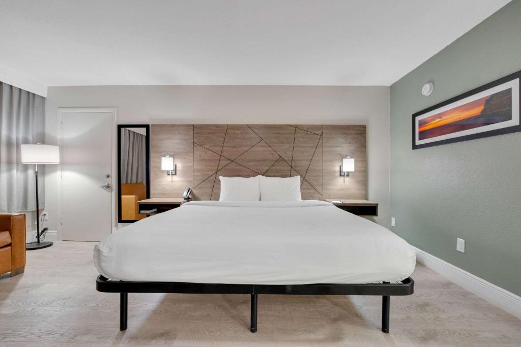 Quality Inn & Suites Airport-Cruise Port Hollywood photo