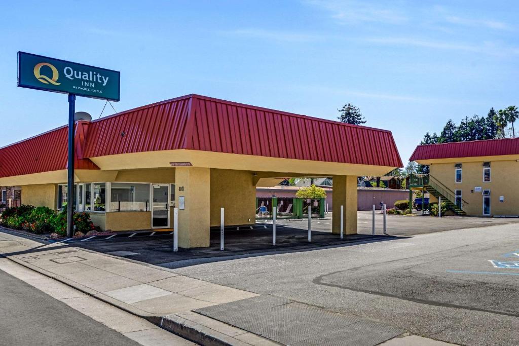 una tienda con techo rojo en una calle en Quality Inn, en Santa Cruz