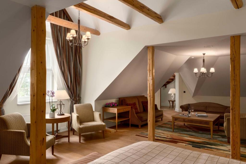 - un salon avec un canapé et une table dans l'établissement Grand Hotel Kempinski High Tatras, à Štrbské Pleso