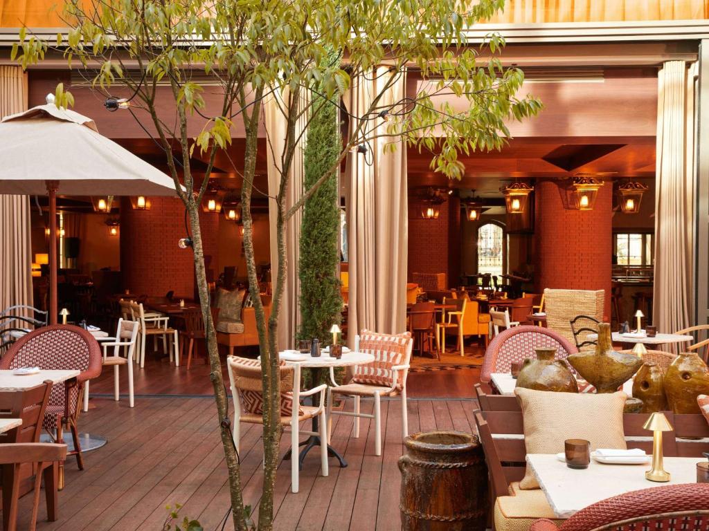 波爾多的住宿－Mondrian Bordeaux Les Carmes，配有桌椅和桌子的餐厅