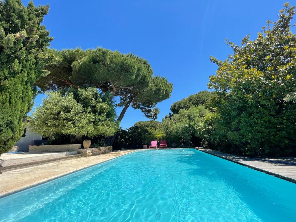 une piscine dans un jardin arboré dans l'établissement Saladjo, au Bois-Plage-en-Ré