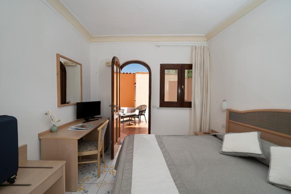 TV a/nebo společenská místnost v ubytování Hotel Il Girasole