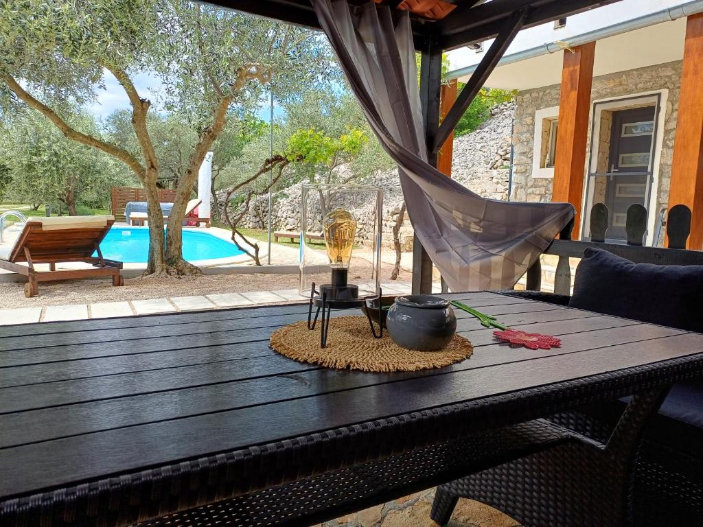 Basen w obiekcie Holiday House Pulina lub w pobliżu