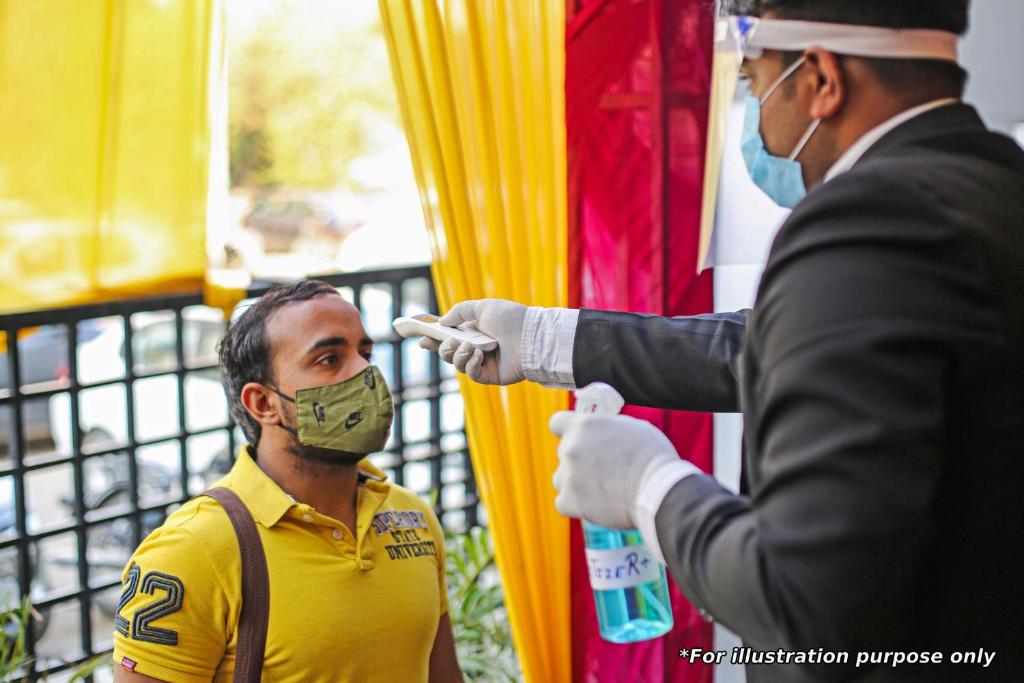 Ein Mann mit einer Gesichtsmaske und einer Unnachgiebigkeit. in der Unterkunft Hotel Park Seven Near Delhi International Airport in Neu-Delhi