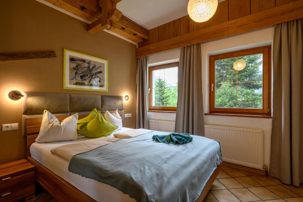 um quarto com uma cama e uma janela em Restaurant Appartements Almdiele em Hart im Zillertal