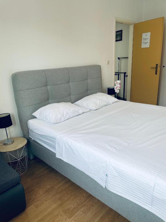 Posteľ alebo postele v izbe v ubytovaní Apartments Vulić