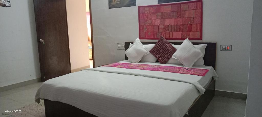 Tempat tidur dalam kamar di Hotel Abhinav Jaisalmer