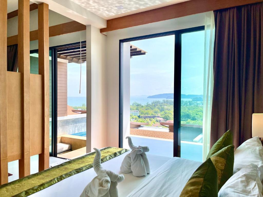 Postel nebo postele na pokoji v ubytování 207 Ao Nang, Private Sew View Pool Villa