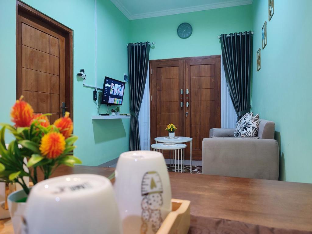 Μια τηλεόραση ή/και κέντρο ψυχαγωγίας στο Sekar Homestay Jogja