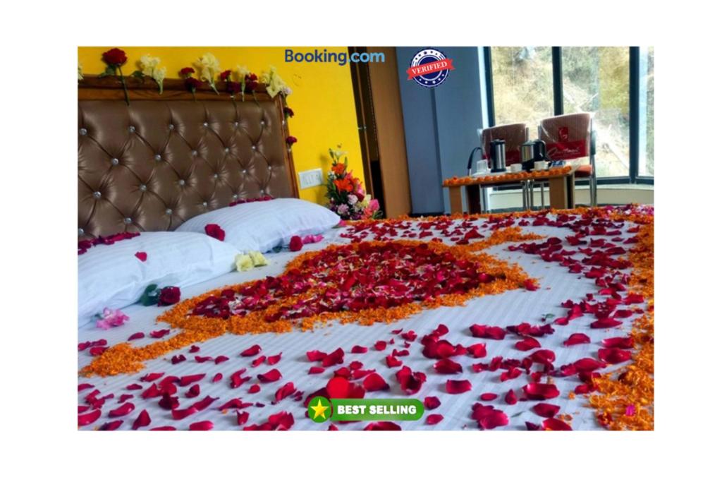 Un pat sau paturi într-o cameră la Goroomgo Divine Hills Shimla -Natural Landscape & Mountain View - With Parking Facilities