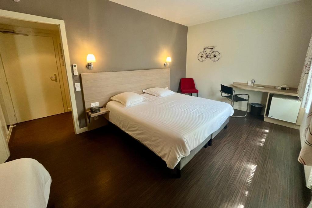 Logis Hôtel Le Ménestrel - chambres climatisées – photo 48