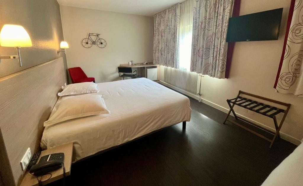 Logis Hôtel Le Ménestrel - chambres climatisées – photo 47