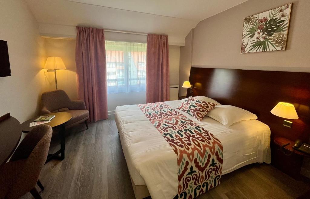 Postel nebo postele na pokoji v ubytování Hôtel Le Ménestrel