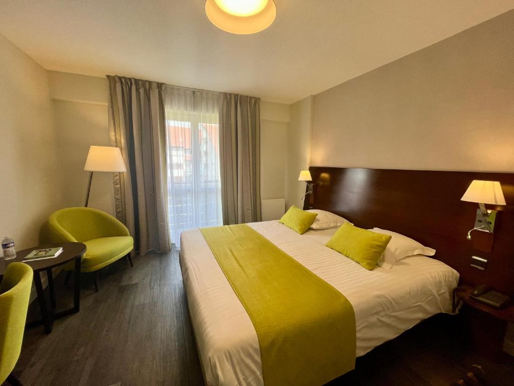 Postel nebo postele na pokoji v ubytování Hôtel Le Ménestrel