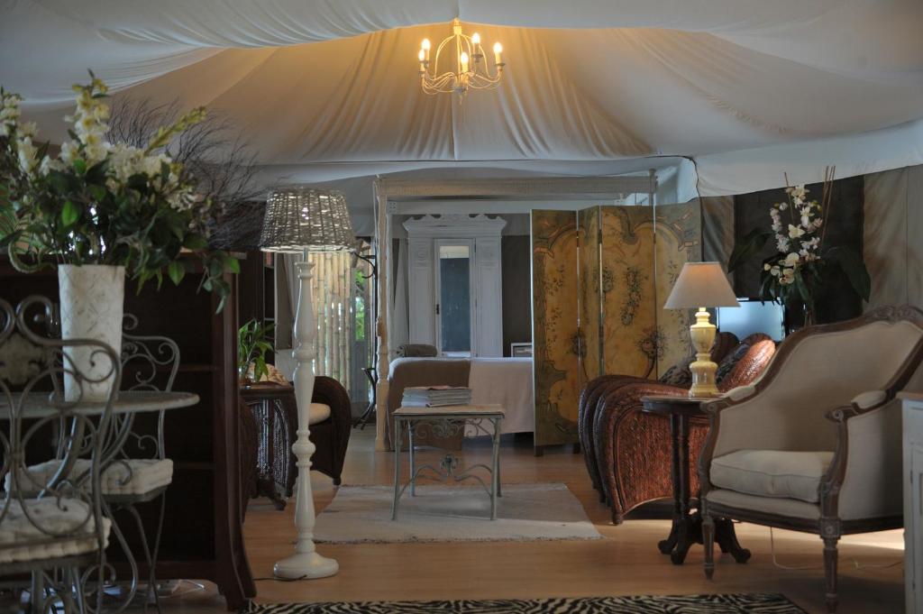 盧甘維爾的住宿－希登灣生態度假酒店，客厅配有椅子和帐篷