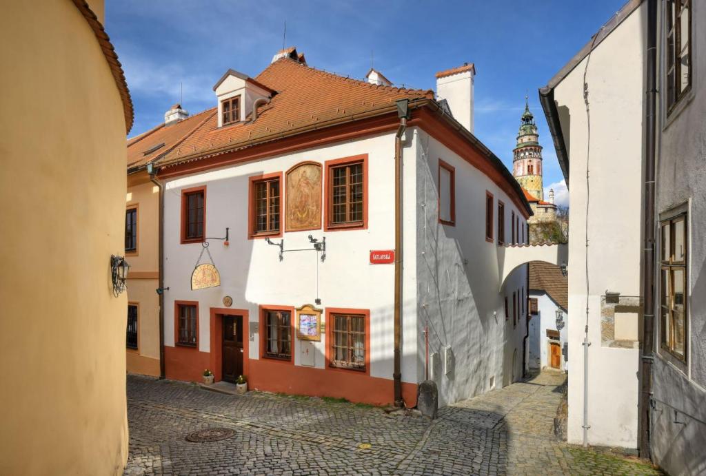 eine Straße in der Altstadt von brasov in der Unterkunft Castle View Apartments in Český Krumlov