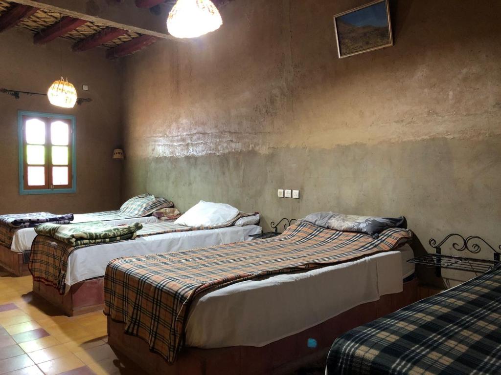 1 dormitorio con 2 camas en una habitación en GITE LA GROTTE VALLEE 
