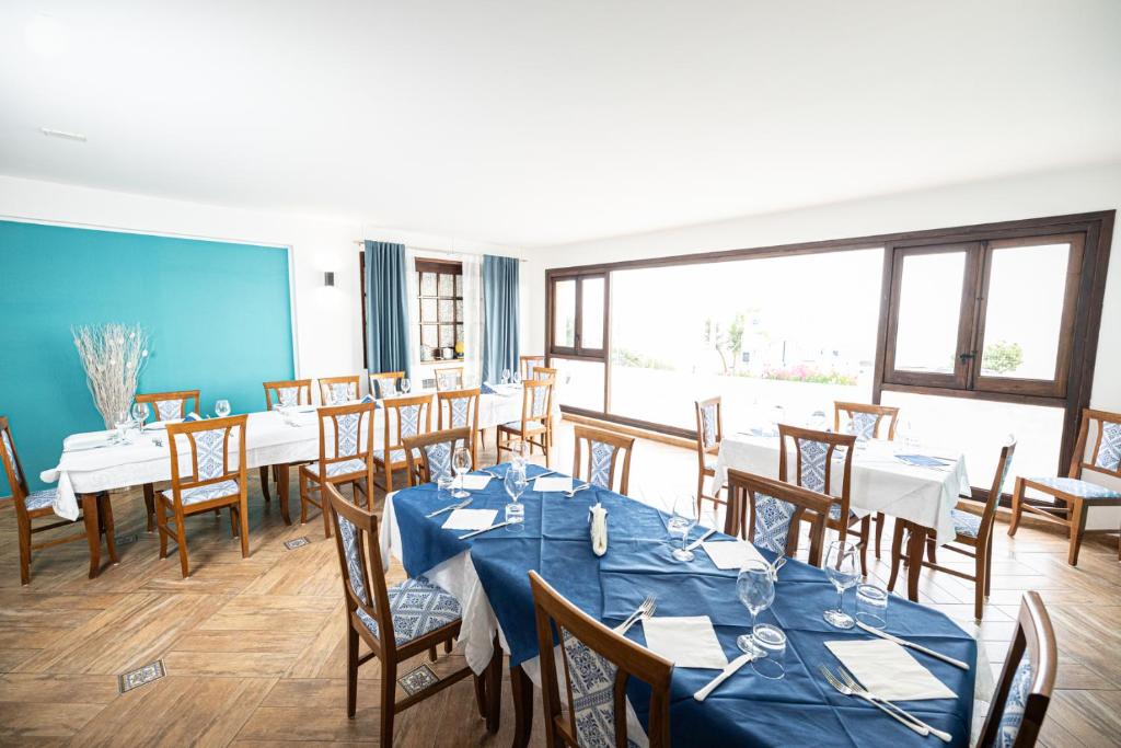 A restaurant or other place to eat at La Rosa Hotel - Selinunte