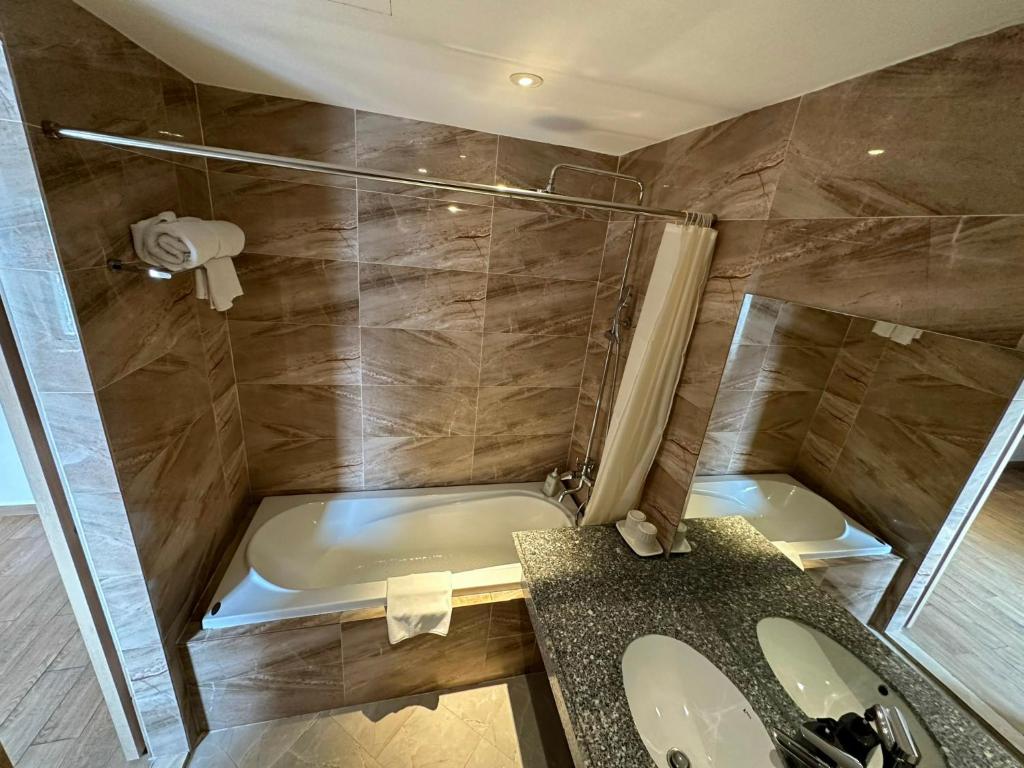 Phòng Deluxe Giường Đôi