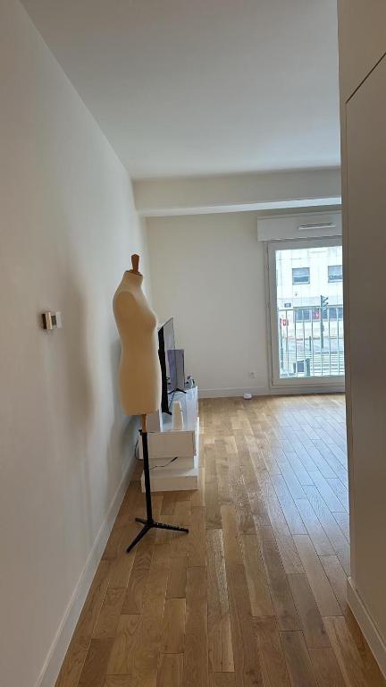 un salon vide avec une lampe et une table dans l'établissement Appartement neuf courbevoie Defense love A11, à Courbevoie