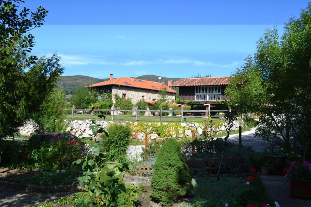 una casa con un jardín delante de ella en El Rincón de Doña Urraca, en Cotillo
