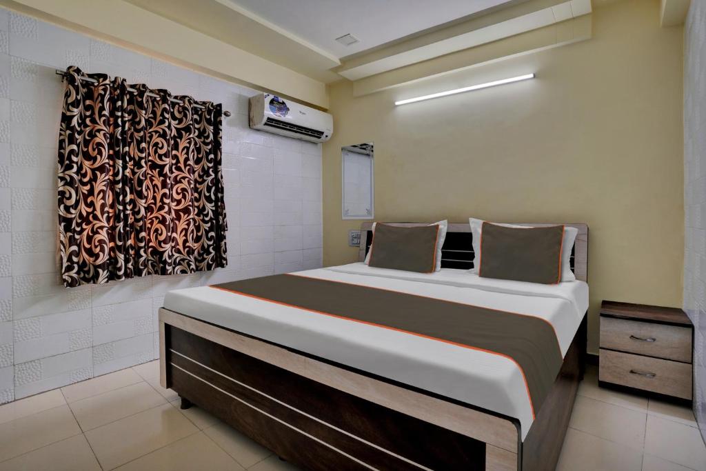 1 dormitorio con 1 cama grande en una habitación en Collection O Hotel Konark Inn, en Ahmedabad
