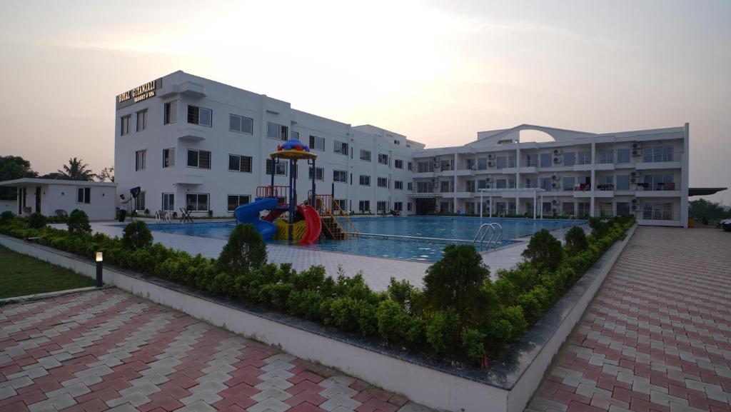 Bazén v ubytování Royal Gitanjali Resorts & Spa Beach Walking Distance nebo v jeho okolí