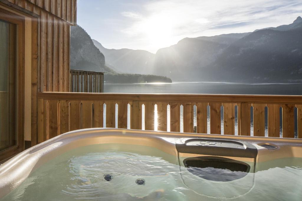 una vasca idromassaggio su un balcone con vista sul lago di Hallstatt Hideaway - Adults only a Hallstatt