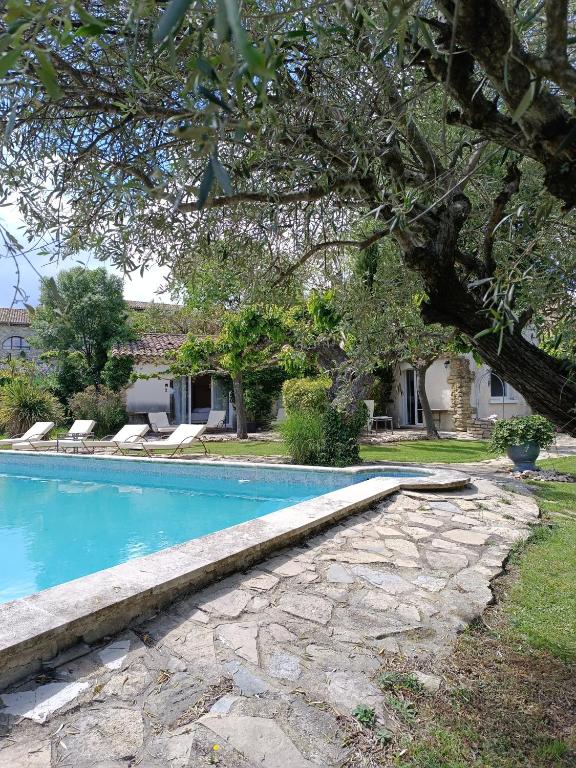 una piscina con una pasarela de piedra junto a una casa en B&B Chambre indépendante double, en Deaux