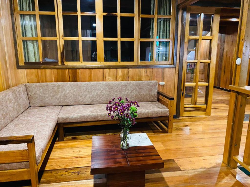 Posezení v ubytování Guayabo Hostal Mindo