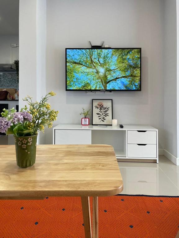TV a/nebo společenská místnost v ubytování Baan Trin(บ้านตฤณ)