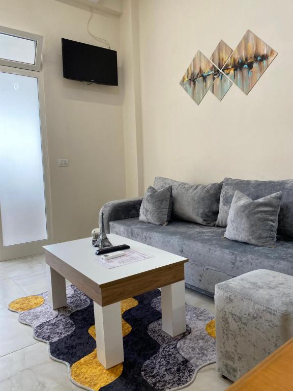 TV a/nebo společenská místnost v ubytování Troy ApartHotel Durres