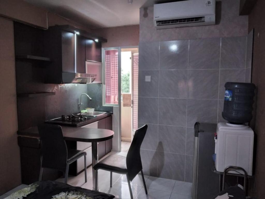 Kuchyň nebo kuchyňský kout v ubytování Apartemen Kalibata City by MatajiFamily