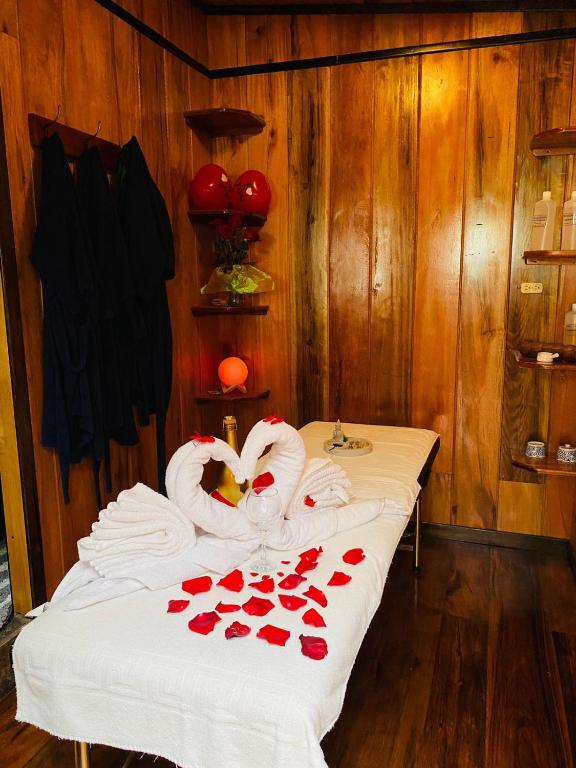 Postel nebo postele na pokoji v ubytování Guayabo Hostal Mindo