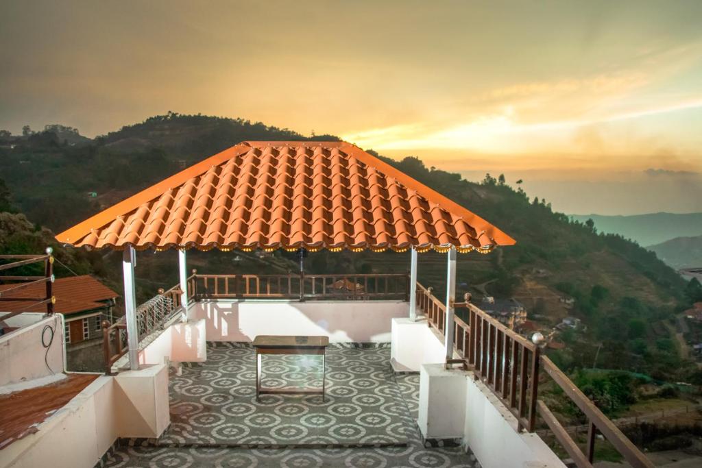 Casa con techo naranja y vistas a la montaña en Close 2 Heaven, en Kodaikanal