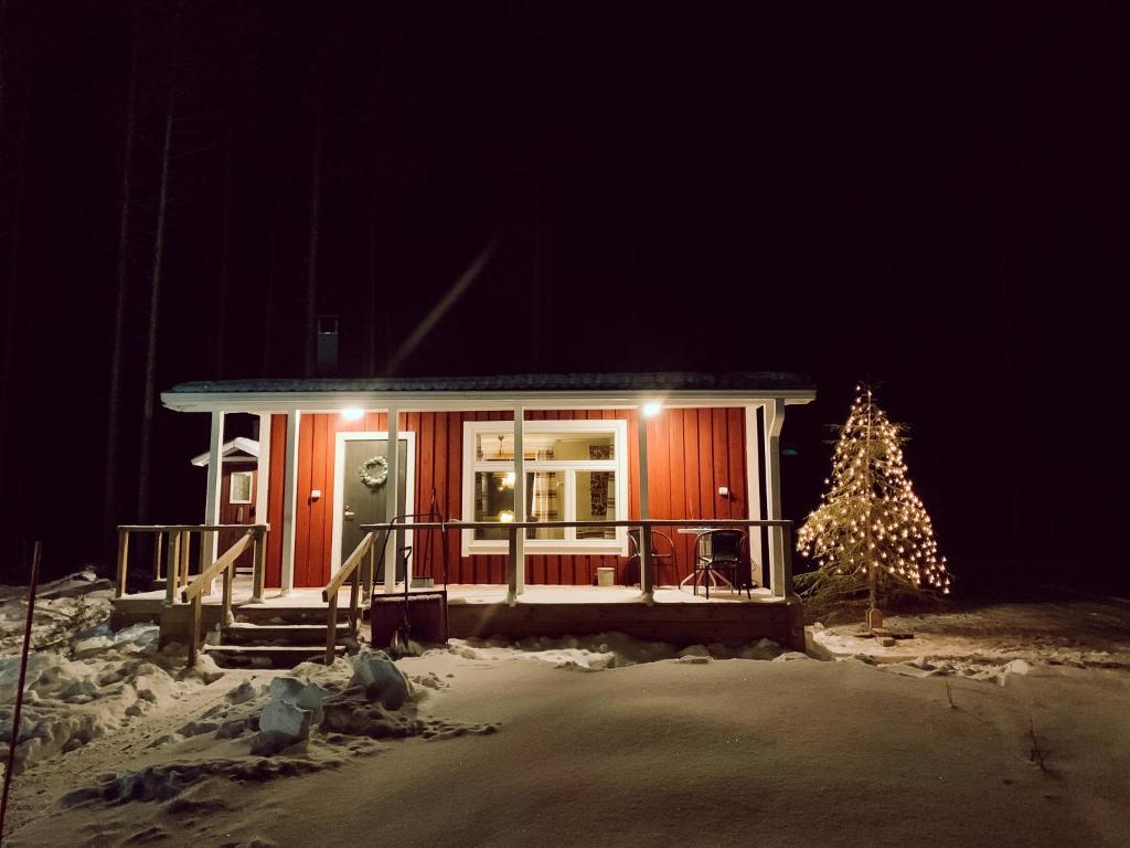 Aurora Cottage Otsola - A Cozy Lakefront Wilderness Hideaway, Less Than an Hour from Rovaniemi talvella