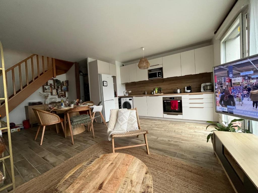 sala de estar con cocina y comedor en Elegant Bohemian Olympics Apartment - Near Paris, en Alfortville