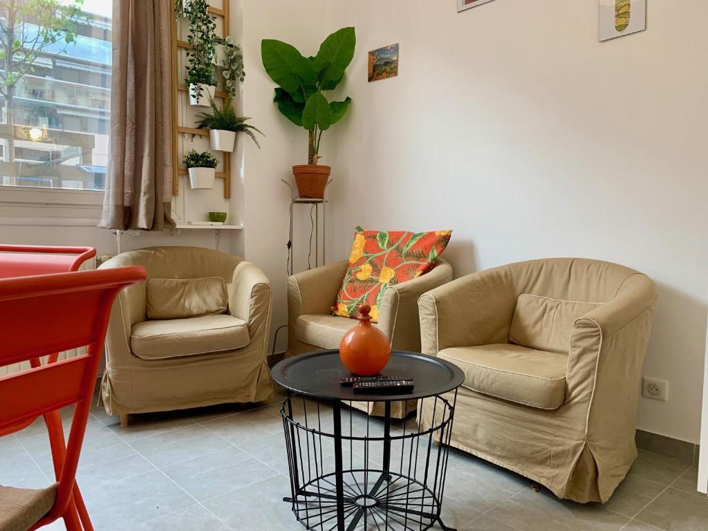 un salon avec deux chaises et une table dans l'établissement ApartHotel Riviera - MAISON DU GRAND SUD - Confortable petit 3 pièces - Promenade des Anglais, à Nice