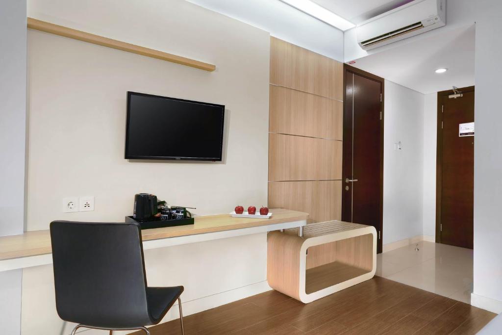 TV a/nebo společenská místnost v ubytování Hotel Neo Gubeng by ASTON