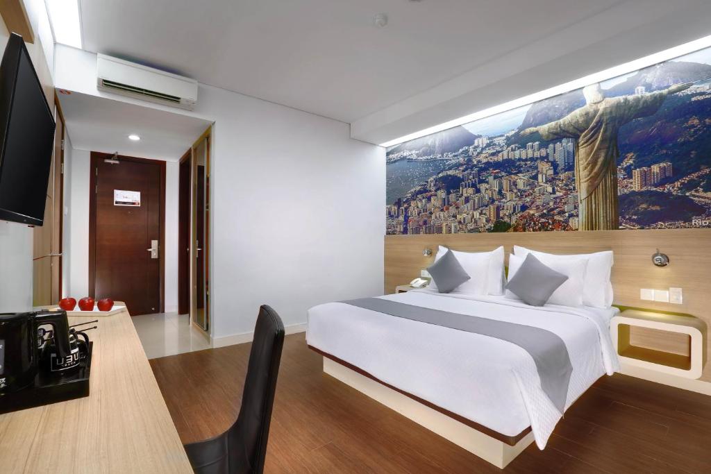 Postel nebo postele na pokoji v ubytování Hotel Neo Gubeng by ASTON