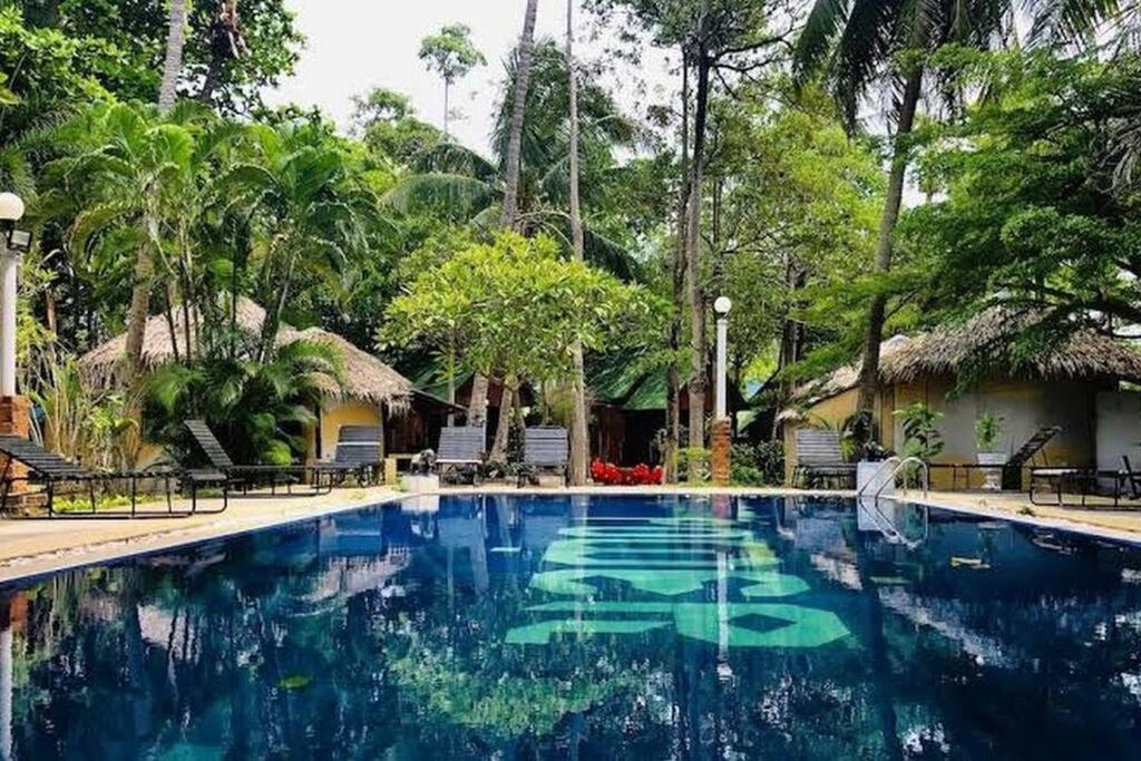einen Pool in einem Resort mit blauem Wasser in der Unterkunft Sunset Serenity Retreat in Ko Phangan